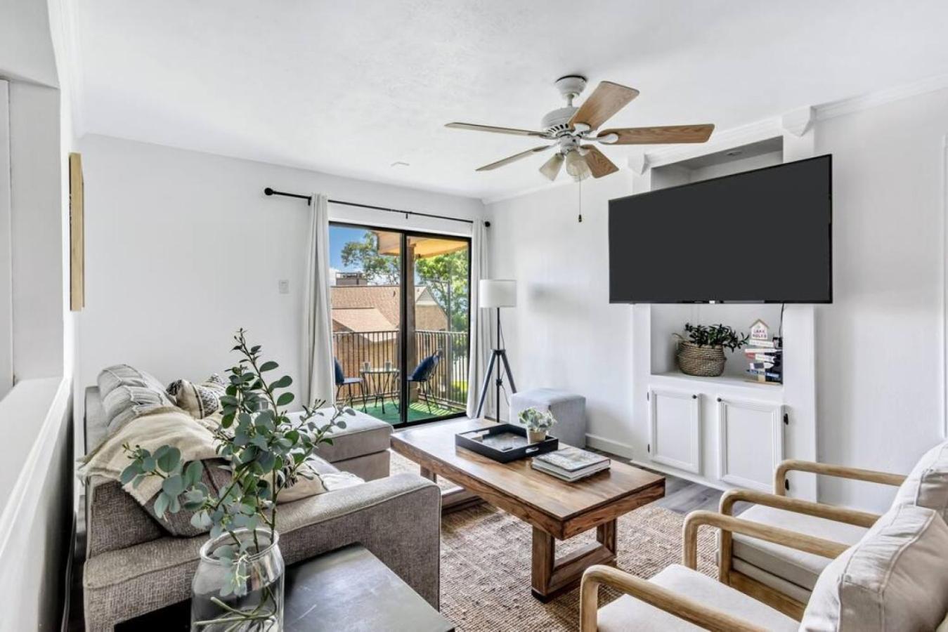 Modern Designed, Lakefront Home In ガーランド エクステリア 写真