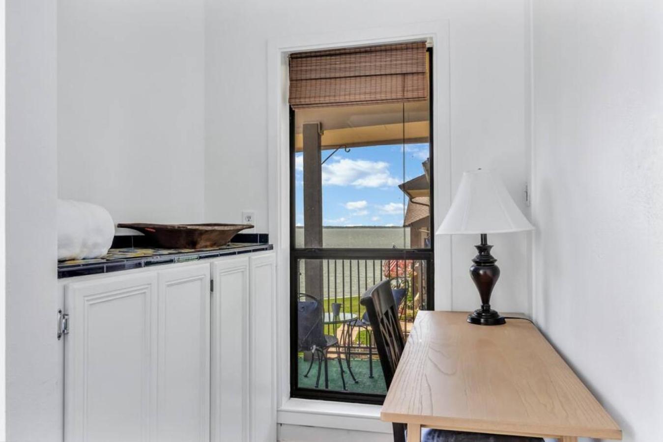 Modern Designed, Lakefront Home In ガーランド エクステリア 写真