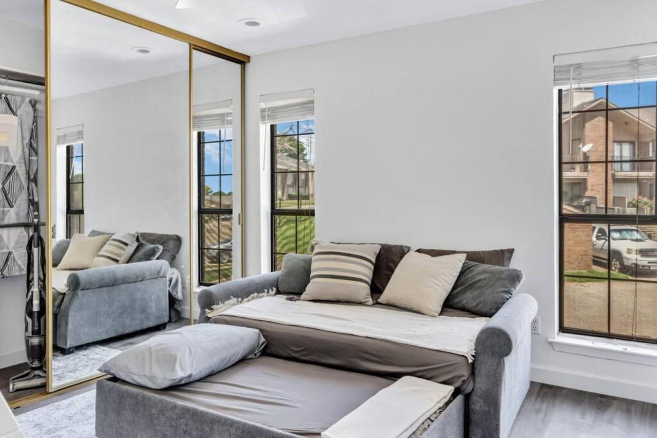 Modern Designed, Lakefront Home In ガーランド エクステリア 写真