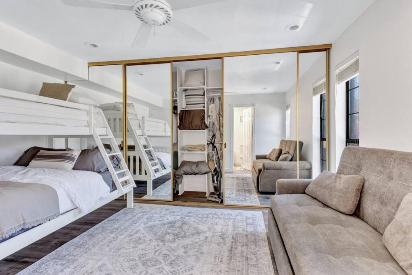 Modern Designed, Lakefront Home In ガーランド エクステリア 写真