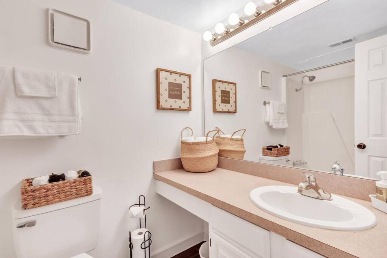 Modern Designed, Lakefront Home In ガーランド エクステリア 写真