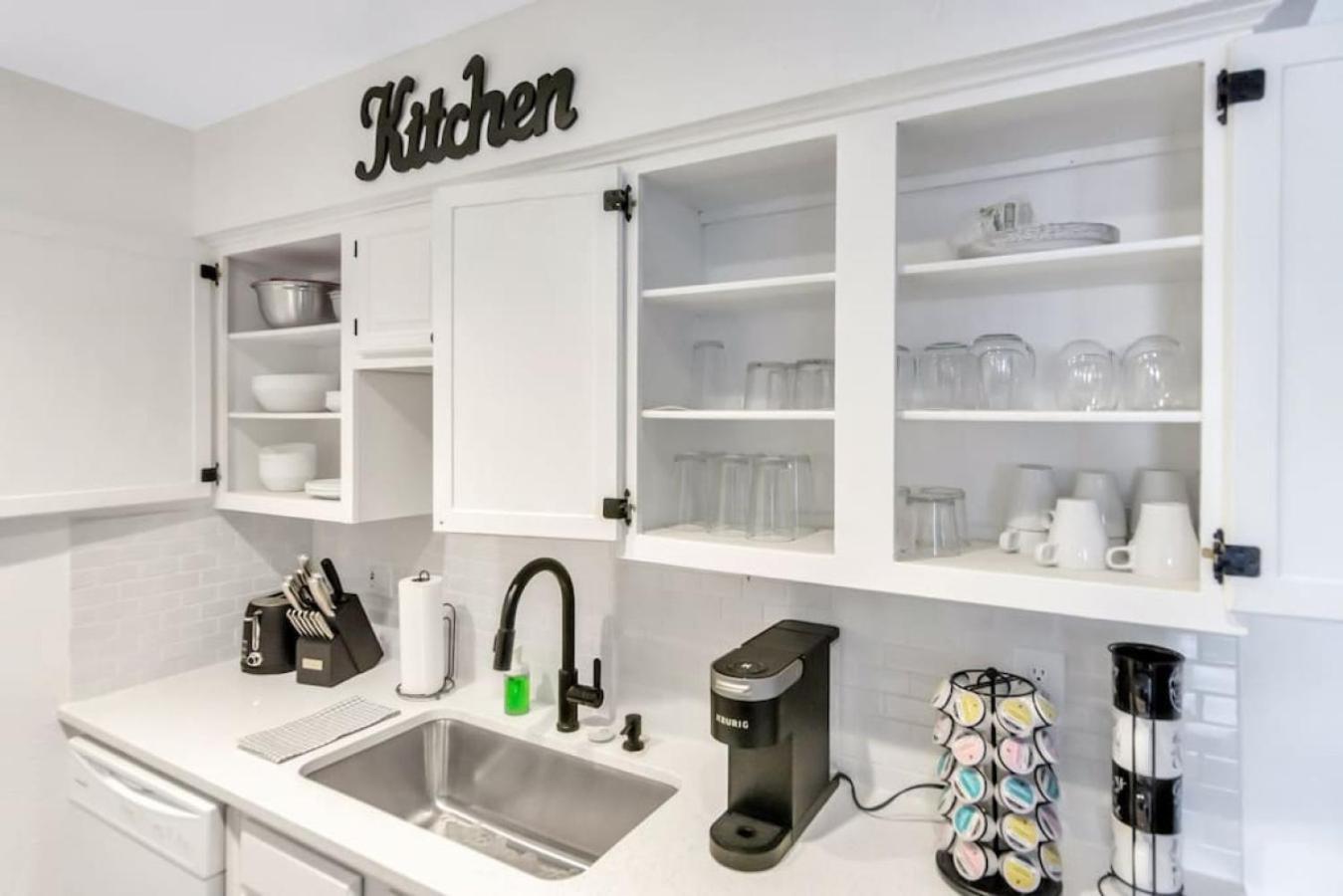 Modern Designed, Lakefront Home In ガーランド エクステリア 写真
