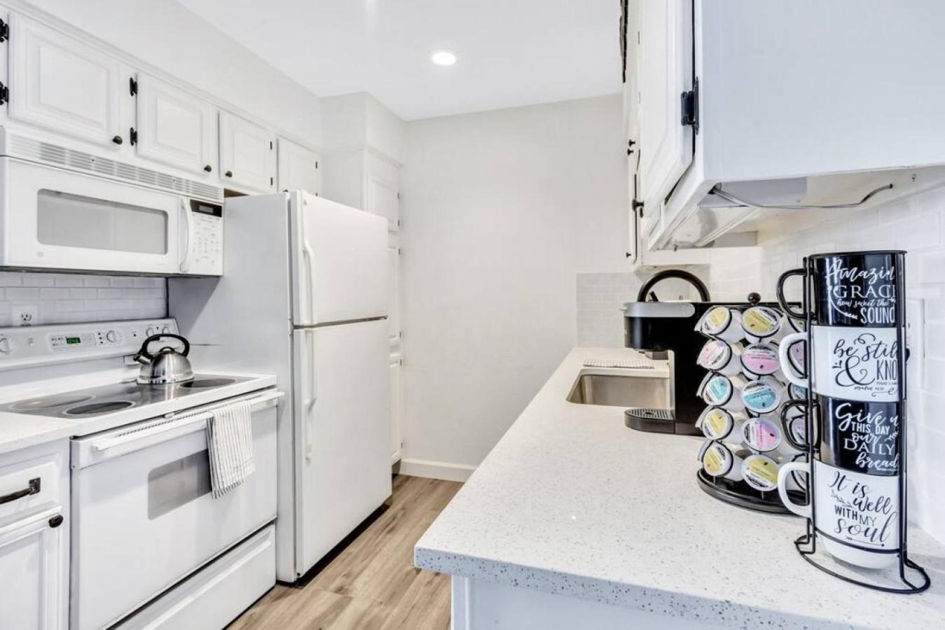 Modern Designed, Lakefront Home In ガーランド エクステリア 写真